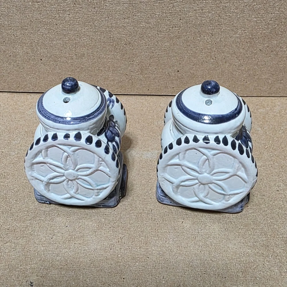 Vtg Coffee Grinder Salt And Pepper Shaker Set #152